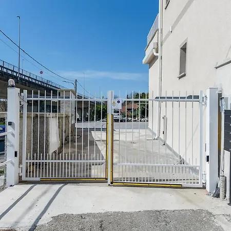 Keyroom - Patio & Parking Near